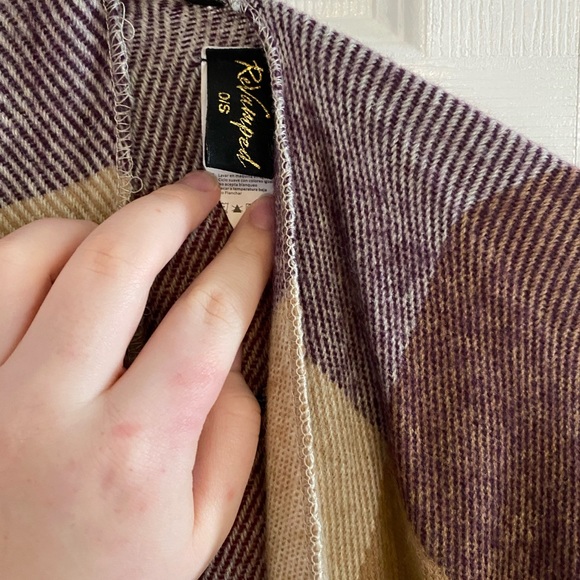 Plaid style poncho shawl - Picture 3 of 3